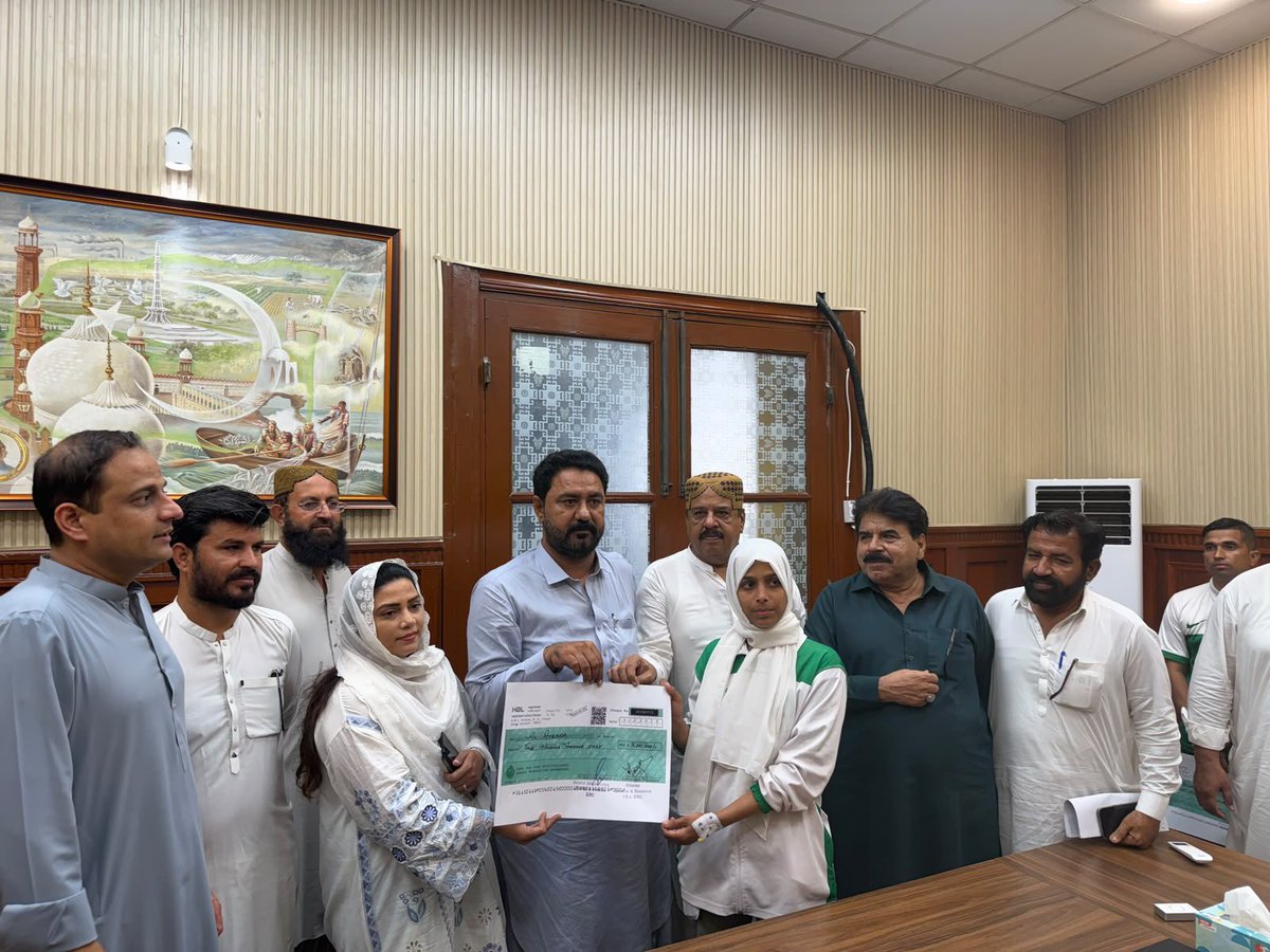 KmcPakistan's tweet photo. Backing Karachi’s young sporting talent! 

Mayor @murtazawahab1 extends full support to two Karachi athletes competing at the WBC Muay Thai Amateur Championship in Sri Lanka, with their support cheques handed over at KMC Head Office.

More support for Karachi’s youth, more opportunities to shine.