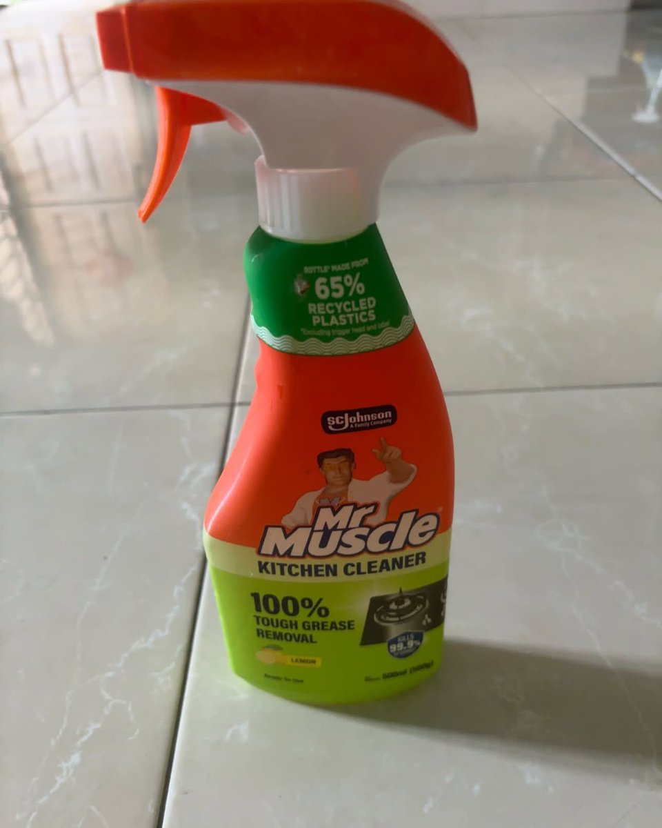 RivaProthero's tweet photo. 最近发现 Mr Muscle Kitchen Cleaner 真的很好用！喷在灶台、台面、抽油烟机和厨房瓷砖上，静置片刻再擦，油污轻松去除。Lemon 清香不刺鼻，爱下厨的人值得备一瓶！ https://t.co/rKEYx9Mbd1