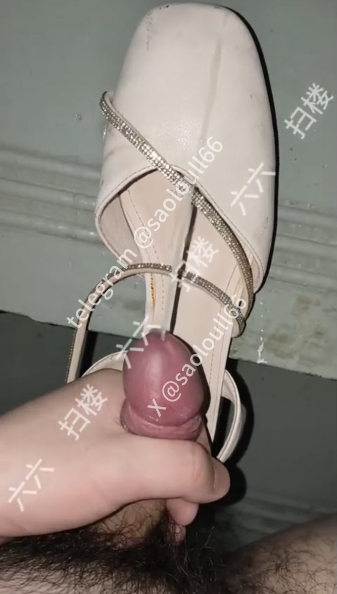 saolou999's tweet photo. 这个少妇的鞋真是百玩不厌，太骚了，每次都能玩到刚脱下来的爽炸了

无码版来主页预览群看👀
进会员群推特私信

#扫楼 
#打胶 
#恋物
#恋足 
#原味 
#恋物癖 
#扫楼打胶 https://t.co/LBuAHScbRv