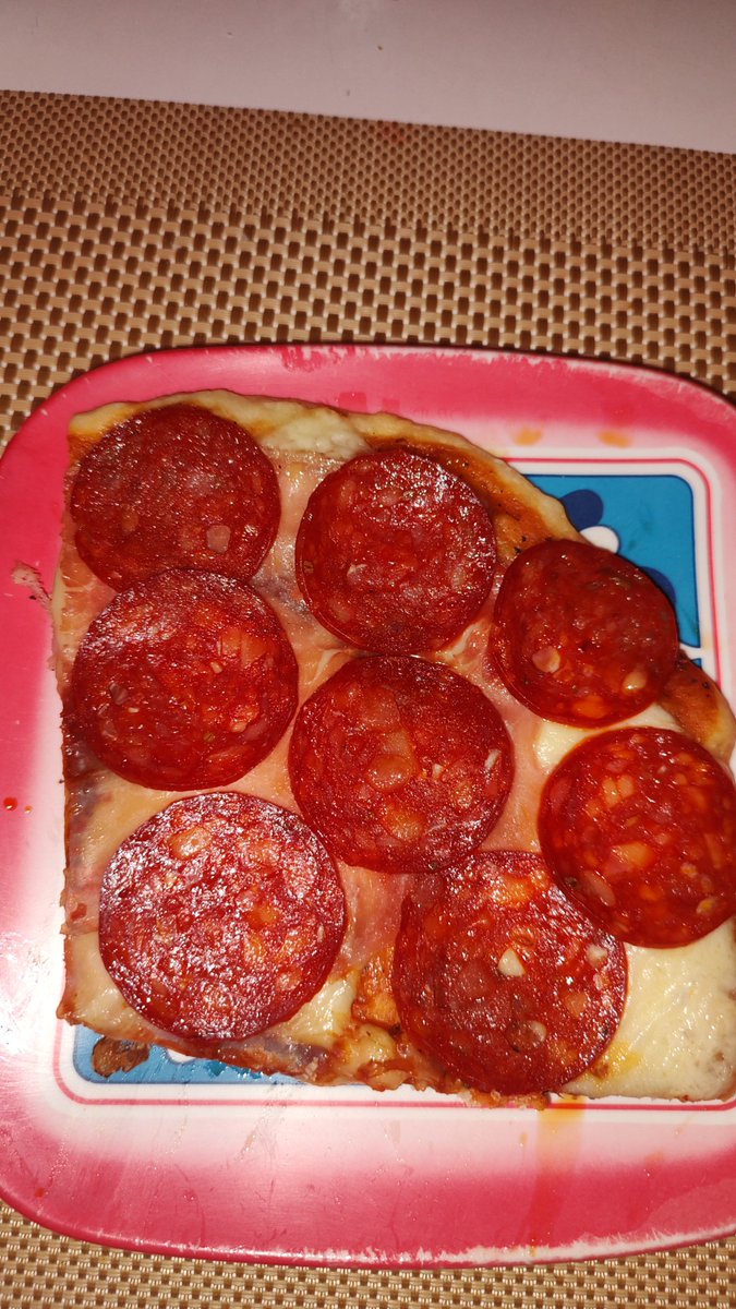 QuiqueK21's tweet photo. Creo que me quedé corto de pepperoni ayer https://t.co/U3HbXW3bty