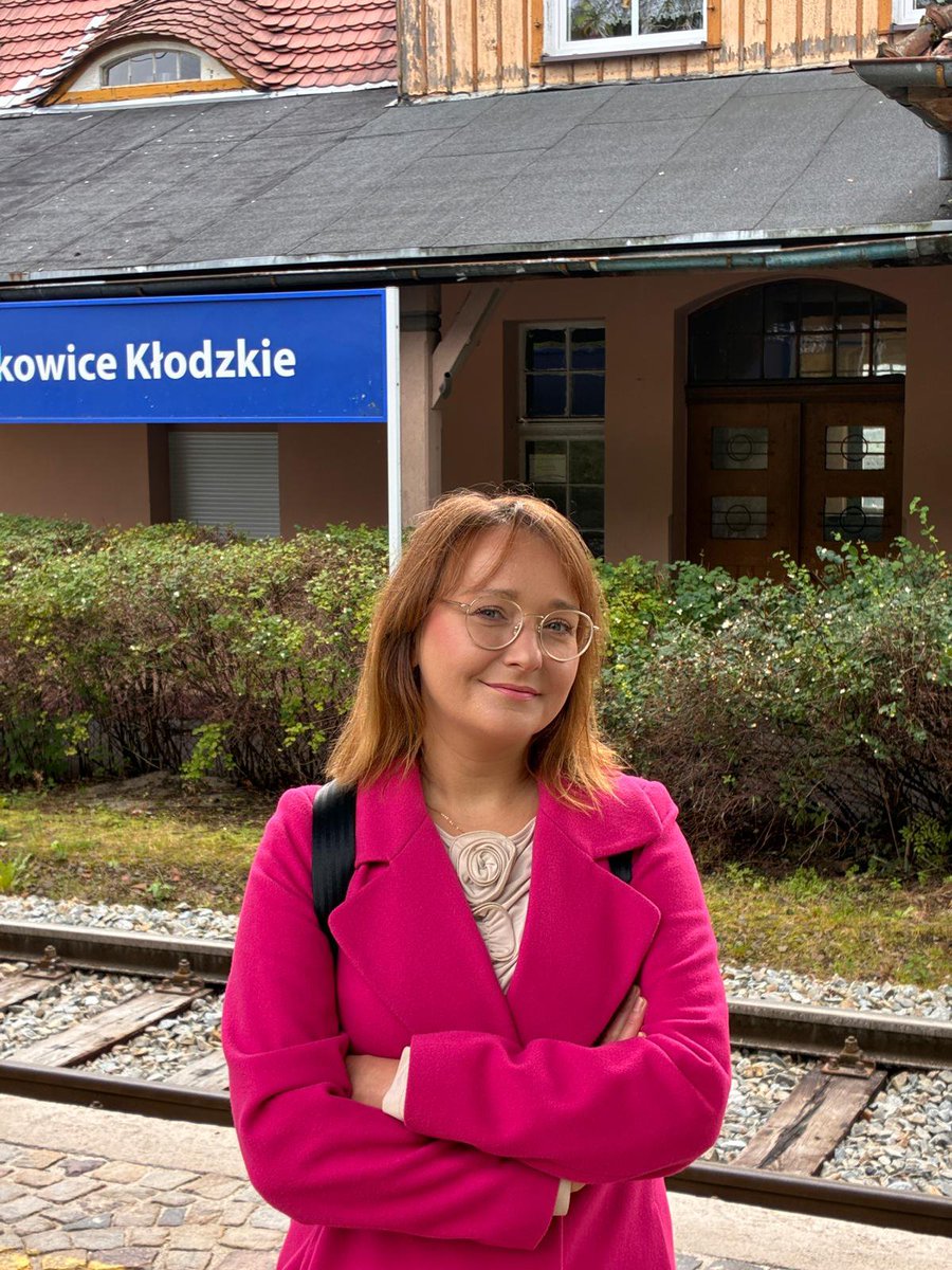 GoTracz's tweet photo. Kolejowa rewolucja dzieje się na naszych oczach, choć nie zawsze trafia na pierwsze strony gazet! 👇
🚄 Zintegrowana Sieć Kolejowa (#ZSK) to prawdziwy przełom i pierwszy taki projekt w historii Polski. Mówimy o 4700 km nowych torów, w tym aż 2700 km Kolei Dużych Prędkości! 💪
💚 Jednak cichym bohaterem tej zmiany jest program #NaszaKolej. To on łączy mniejsze miejscowości z resztą kraju i skutecznie walczy z wykluczeniem komunikacyjnym. Budując nowoczesne państwo, pamiętamy o wszystkich — nikt nie może zostać w tyle!
📷 Na zdjęciu akurat na najpiękniejszej stacji na świecie — Ludwikowicach Kłodzkich 🥰
Dolny Śląsk pełen jest takich perełek! Jakie jest Wasze ulubione miejsce na kolejowej mapie Polski? 🎒🗺️