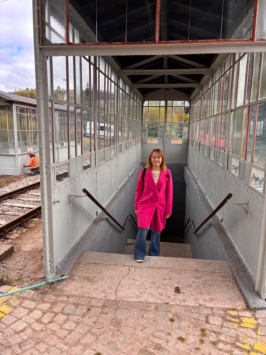 GoTracz's tweet photo. Kolejowa rewolucja dzieje się na naszych oczach, choć nie zawsze trafia na pierwsze strony gazet! 👇
🚄 Zintegrowana Sieć Kolejowa (#ZSK) to prawdziwy przełom i pierwszy taki projekt w historii Polski. Mówimy o 4700 km nowych torów, w tym aż 2700 km Kolei Dużych Prędkości! 💪
💚 Jednak cichym bohaterem tej zmiany jest program #NaszaKolej. To on łączy mniejsze miejscowości z resztą kraju i skutecznie walczy z wykluczeniem komunikacyjnym. Budując nowoczesne państwo, pamiętamy o wszystkich — nikt nie może zostać w tyle!
📷 Na zdjęciu akurat na najpiękniejszej stacji na świecie — Ludwikowicach Kłodzkich 🥰
Dolny Śląsk pełen jest takich perełek! Jakie jest Wasze ulubione miejsce na kolejowej mapie Polski? 🎒🗺️