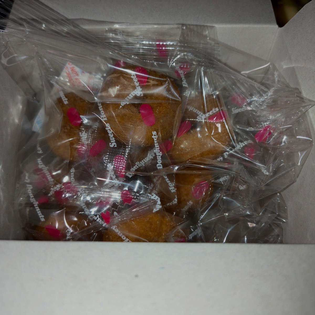 spurt's tweet photo. 箱だけ季節もんのお菓子食べてる。 https://t.co/enSRs0y0FZ