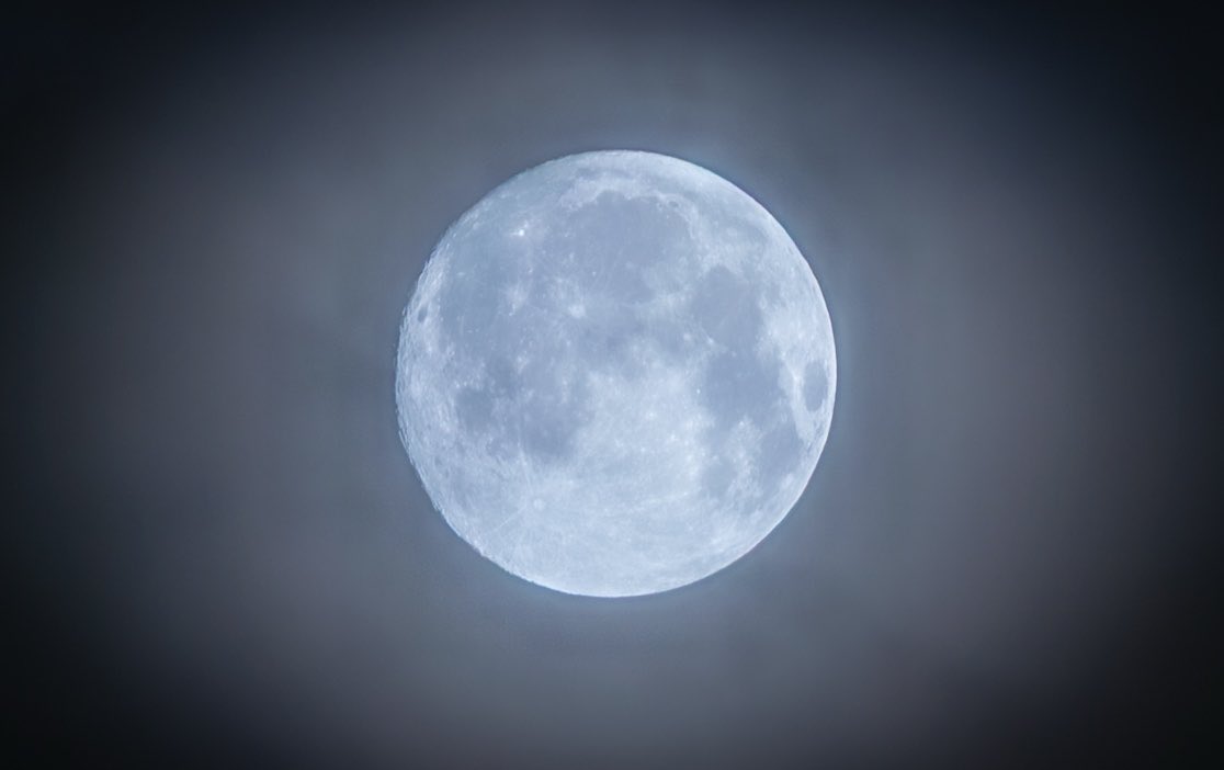 gon_fennec5775's tweet photo. ちょっと雲がかっててはっきりとは見えなかったけど雲の隙間からぼんやり見える中秋の名月🌕#中秋の名月 https://t.co/Xpprzpyxs9
