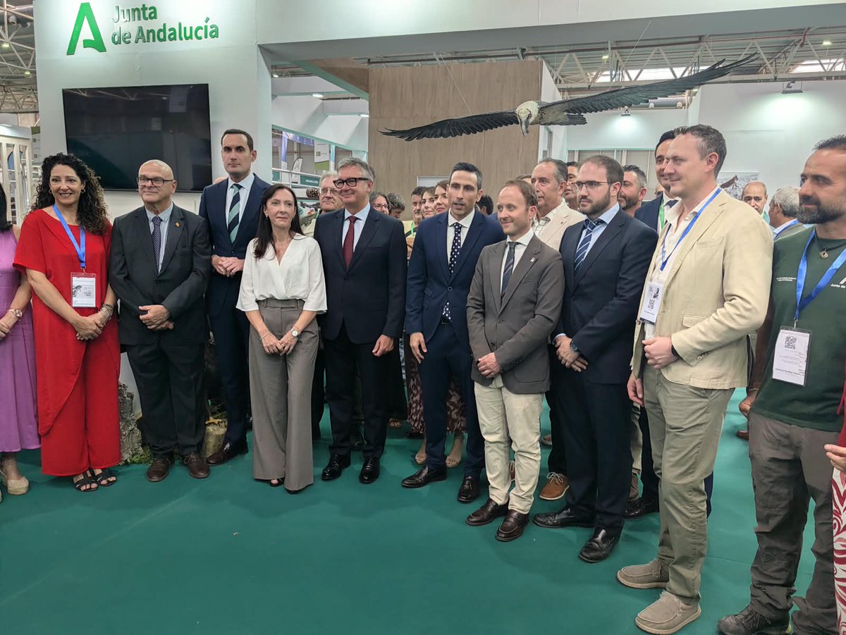 JaenJunta's tweet photo. La actividad económica asociada a la caza aporta más de 1.700 millones de euros al PIB andaluz.

La consejera de @MedioAmbAND, @Fina_MartinezG, inaugura en Jaén la XVIII edición de la Feria Ibercaza, acompañada por el delegado del Gobierno, @ErikDom83, y @Anabmata1976. https://t.co/0lAKqmfgb8