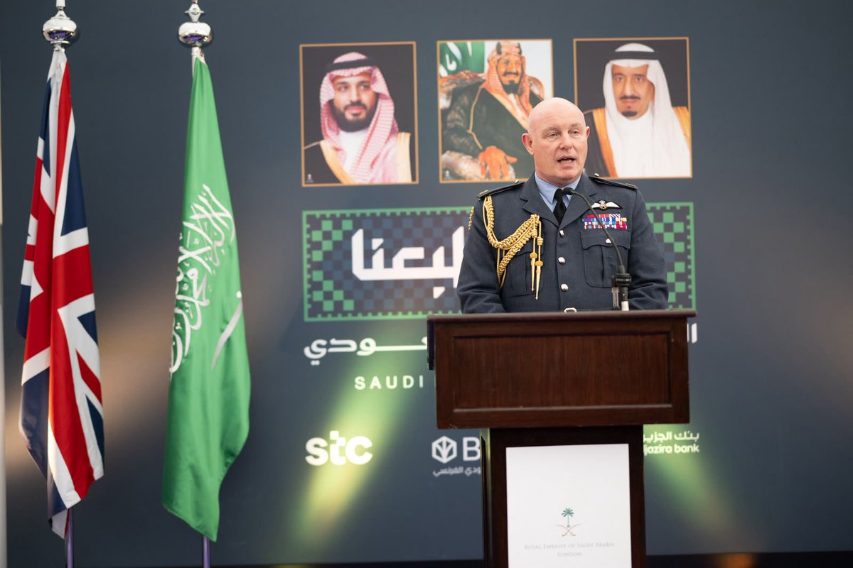 SaudiEmbassyUK's tweet photo. أقام صاحب السمو الملكي الأمير عبدالله بن خالد بن سلطان بن عبدالعزيز آل سعود، سفير خادم الحرمين الشريفين لدى المملكة المتحدة، حفل استقبال بمناسبة #اليوم_الوطني_السعودي_96، بحضور ضيف الشرف رئيس أركان القوات الجوية الملكية البريطانية الفريق أول جوي السير هارف سميث، وعدد من كبار الشخصيات والمسؤولين البريطانيين والسفراء ورؤساء البعثات الدبلوماسية.

وسلطت المناسبة الضوء على عمق العلاقات السعودية البريطانية، وما يجمع البلدين من شراكة راسخة وتعاون متنامٍ في مختلف المجالات.