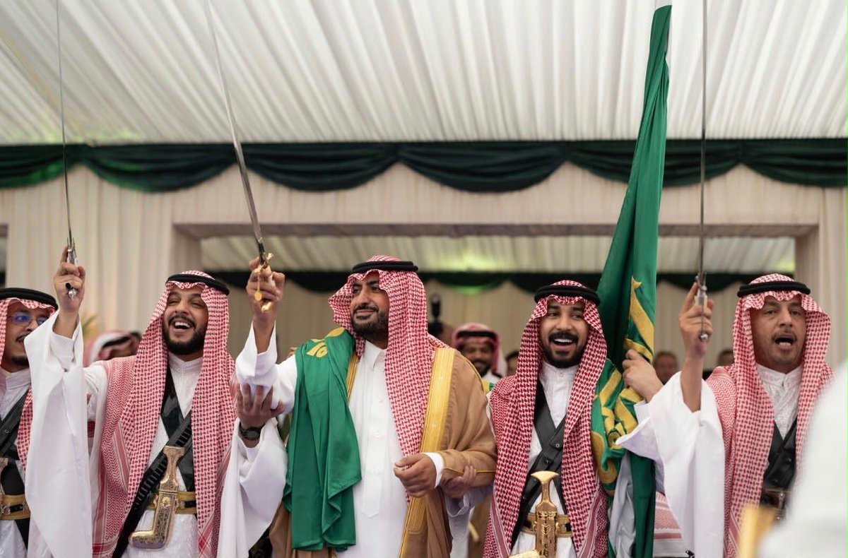SaudiEmbassyUK's tweet photo. وفي امتداد للاحتفاء بالوطن، استقبلت السفارة أبناءها من المواطنين والمبتعثين في احتفال حافل، شهد حضورًا واسعًا، وامتلأ بمشاهد الفرح والاعتزاز بالوطن.

وتخلل الاحتفال العرضة السعودية، والضيافة والمأكولات التقليدية، في أجواء جسدت أصالة الثقافة والتراث السعودي، وجمعت أبناء الوطن على مشاعر الفخر والاعتزاز والانتماء.

#عزنا_بطبعنا 🇸🇦