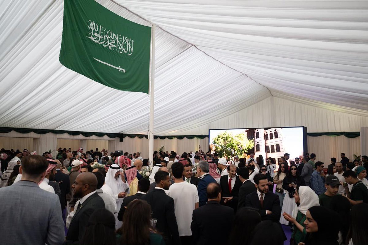 SaudiEmbassyUK's tweet photo. وفي امتداد للاحتفاء بالوطن، استقبلت السفارة أبناءها من المواطنين والمبتعثين في احتفال حافل، شهد حضورًا واسعًا، وامتلأ بمشاهد الفرح والاعتزاز بالوطن.

وتخلل الاحتفال العرضة السعودية، والضيافة والمأكولات التقليدية، في أجواء جسدت أصالة الثقافة والتراث السعودي، وجمعت أبناء الوطن على مشاعر الفخر والاعتزاز والانتماء.

#عزنا_بطبعنا 🇸🇦