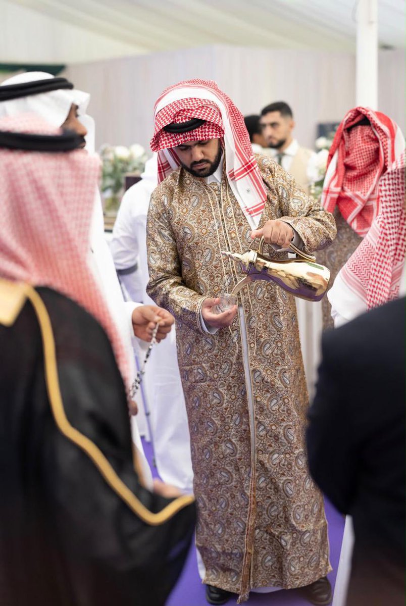 SaudiEmbassyUK's tweet photo. وفي امتداد للاحتفاء بالوطن، استقبلت السفارة أبناءها من المواطنين والمبتعثين في احتفال حافل، شهد حضورًا واسعًا، وامتلأ بمشاهد الفرح والاعتزاز بالوطن.

وتخلل الاحتفال العرضة السعودية، والضيافة والمأكولات التقليدية، في أجواء جسدت أصالة الثقافة والتراث السعودي، وجمعت أبناء الوطن على مشاعر الفخر والاعتزاز والانتماء.

#عزنا_بطبعنا 🇸🇦