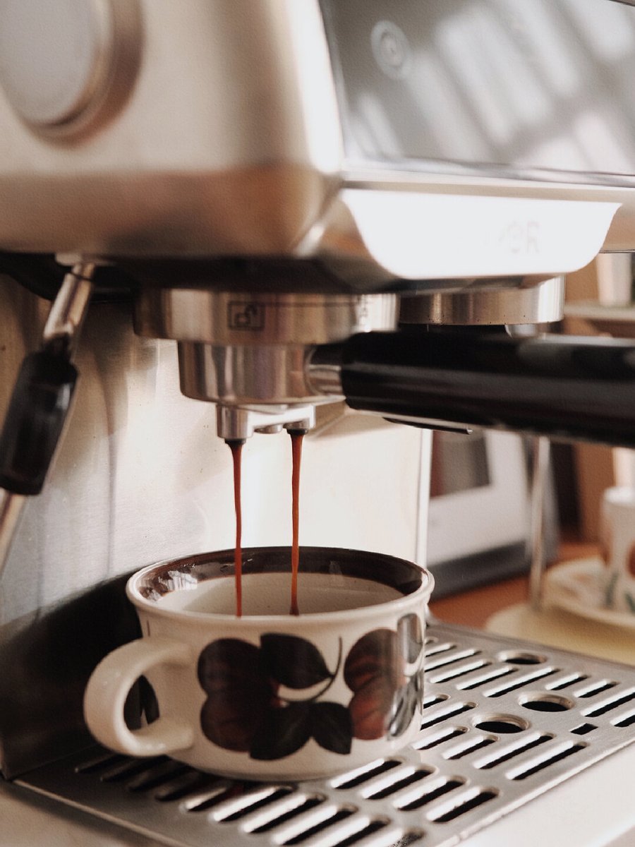 EugenaVerrell's tweet photo. Hoy compré café con extra nata para él y galletas de chocolate para mí — ver su sonrisa cuando me dio el primer bocado es lo mejor de mi día ， https://t.co/sPt6UDYPC0