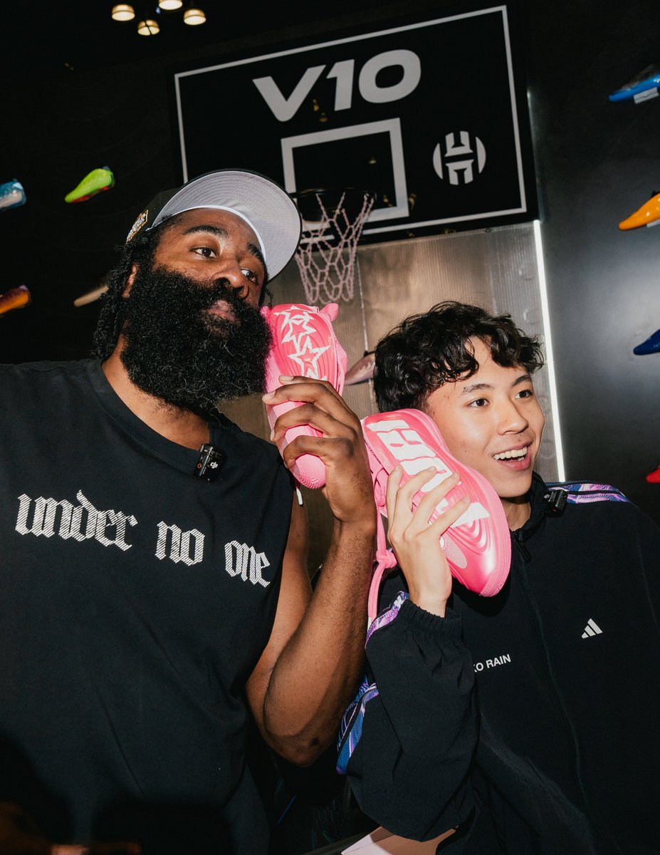 ModernNotoriety's tweet photo. RayAsianBoy becomes the first streamer with his own PE 🩷🏀

The adidas Harden Vol. 10 RUEI is out now https://t.co/8PCNuQECRG