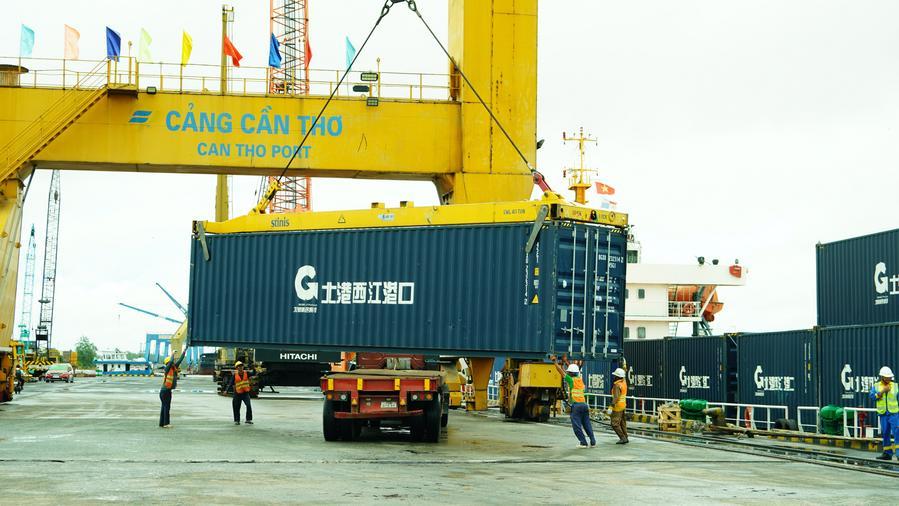 XHNews's tweet photo. A welcoming ceremony was held at Vietnam's Can Tho Port on Thursday for the first foreign trade vessel to sail through China's Pinglu Canal, which carried 252 twenty-foot equivalent units of cargo, including wood panels, sodium sulfate and auto parts, mainly from western China https://t.co/y0q3T7B21A