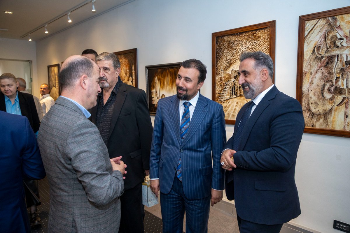 ibrahimozcosar's tweet photo. Hırvatistan’ın başkenti Zagreb’de Yunus Emre Enstitüsünün organizasyonuyla Mardin’i ve Mardin Artuklu Üniversitesi’ni anlattık. 

Sanatçı Nurettin ÇAKMAK’ın Mardin konulu muhteşem resim sergisi yanında Yazar-Şair Ümit Yaşar IŞIKHAN’ın Edebiyat ve Şiir’de Mardin sunumu oldukça renkli bir Mardin anlatımı ortaya çıkardı.

Zagreb Büyükelçimiz Sayın Nurdan ERPULAT ALTUNTAŞ’a samimiyeti, Yunus Emre Enstitüsü Zagreb Koordinatörü Sayın Fuat KORKMAZ’a fedakarlık ve çalışkanlığı için teşekkürler.

@yeeorgtr 
@TC_ZagrebBE 
@yeehirvatistan 
@nurettin4850 
@budhacan

#MardinArtukluÜniversitesi #Zagreb #Mardin