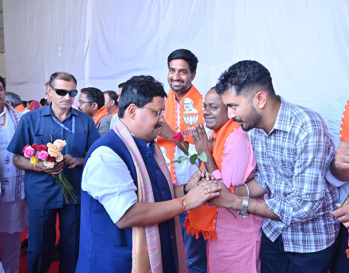 RitikKadera's tweet photo. आज जयपुर आगमन पर भाजपा के राष्ट्रीय अध्यक्ष आदरणीय श्री @nitinnabinbjp जी का पुष्पगुच्छ भेंट कर आत्मीय स्वागत एवं अभिनंदन किया।

#Jaipur https://t.co/tgyriErH0i