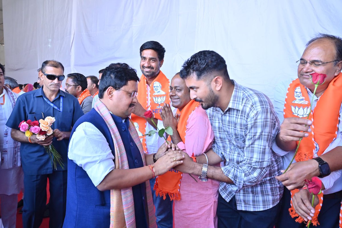 RitikKadera's tweet photo. आज जयपुर आगमन पर भाजपा के राष्ट्रीय अध्यक्ष आदरणीय श्री @nitinnabinbjp जी का पुष्पगुच्छ भेंट कर आत्मीय स्वागत एवं अभिनंदन किया।

#Jaipur https://t.co/tgyriErH0i