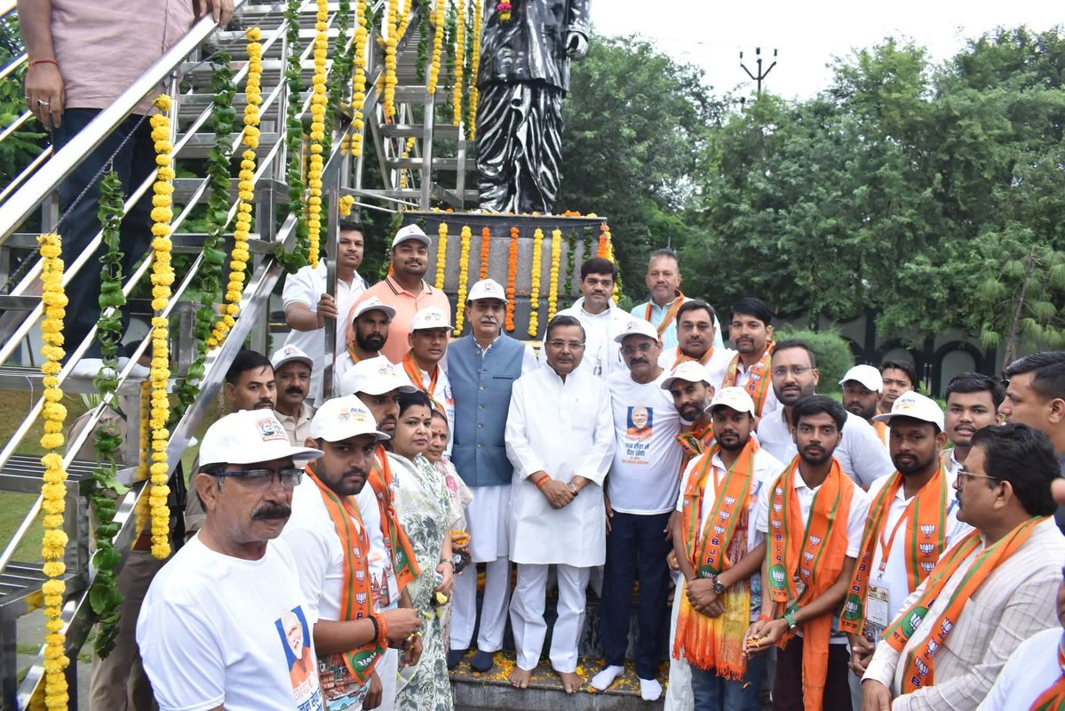 Chhatrapalud's tweet photo. आज जनपद झांसी में प्रभारी मंत्री श्री जयवीर सिंह जी, सांसद श्री बीडी शर्मा जी, झांसी ��ांसद श्री अनुराग शर्मा जी, सहित जनप्रतिनिधियों, पदाधिकारियों एवं कार्यकर्ताओं के साथ पंडित दीनदयाल जी की प्रतिमा पर माल्यार्पण कर श्रद्धांजलि अर्पित की। @BJP4India
@BJP4UP @bjp4kanpurzone https://t.co/vwGGyrrDhZ