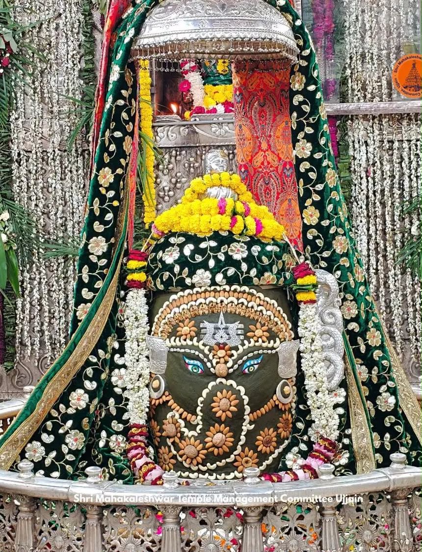 ROOPCHAUDHARY's tweet photo. ॐ श्री महाकालेश्वराय नमः,दिनांक 25 सितंबर 2026 का ज्योतिर्लिंग भगवान श्री महाकालेश्वर जी का संध्या काल दिव्य आरती श्रृंगार दर्शन🙏🏻🙏🏻🕉️ नमः शिवाय 🌹🌹बाबा महाकाल भगवान जी के चरणों में कोटि नमन वंदन है 💐💐शुभ संध्या जी 💐💐🙏🙏 https://t.co/6zqb4H1H7r