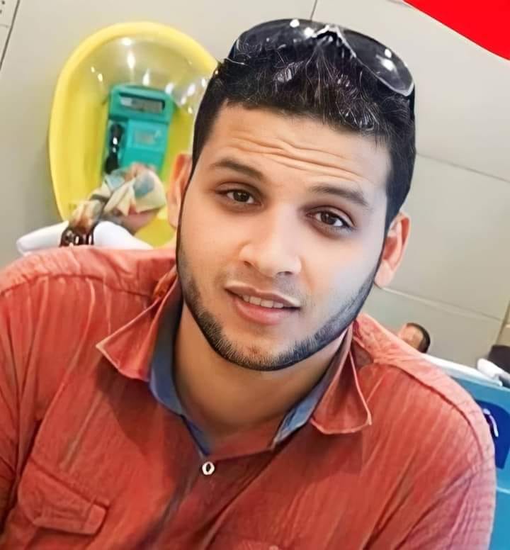 UpdateVersion22's tweet photo. جهاد عبد الغني محمد سليم،
كان محتجز بقاله حوالي 7 سنين، وأصيب بسرطان في الفك والحلق وحالته الصحية اتدهورت جدًا. أسرته وحقوقيون طالبوا بنقله لمستشفى متخصص وعلاجه، لكن الطلبات اتجاهلت. اتنقل للمركز الطبي بسجن بدر قبل وفاته بحوالي 4 أيام، وتوفى هناك يوم 21 ديسمبر 2022 بسبب الاهمال https://t.co/0iT1IJwZo8
