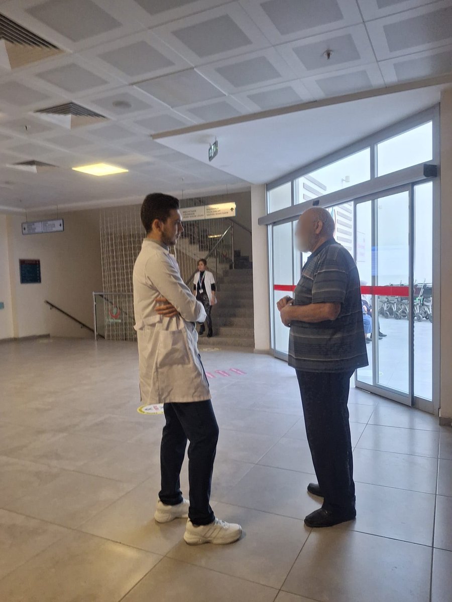 TaskopruIsm_37's tweet photo. 21 EYLÜL DÜNYA ALZHEİMER GÜNÜ
Alzheimer; beyin hücrelerinin zamanla zarar görmesi sonucu ortaya çıkan, beyin işlevlerinde bozukluklara yol açan ve bireyin zamanla konuşma, karar verme, kendi başına yapma yeteneğini kaybetmesine neden olan kronik ve ilerleyici bir hastalıktır. https://t.co/sxbU9qa76r