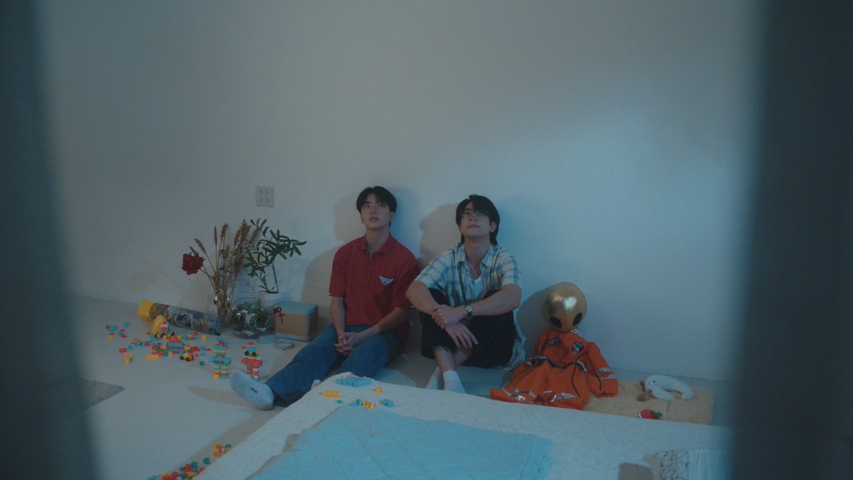 GMMTV's tweet photo. นั่งมองดาวในห้องแบบนี้ หวานเนอะ🥹

#WEIRDO101SeriesEP7 มาแล้วน้าาาา เปิดช่อง one31 หรือทางแอปพลิเคชั่น TrueVisions NOW ดูไปพร้อมกันนะคะ
@sea_ta_lay @keenkeno_sp https://t.co/MZb1sFkSWi