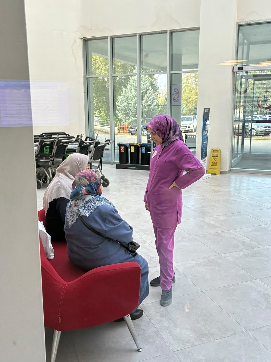 TaskopruIsm_37's tweet photo. 21 EYLÜL DÜNYA ALZHEİMER GÜNÜ
Alzheimer; beyin hücrelerinin zamanla zarar görmesi sonucu ortaya çıkan, beyin işlevlerinde bozukluklara yol açan ve bireyin zamanla konuşma, karar verme, kendi başına yapma yeteneğini kaybetmesine neden olan kronik ve ilerleyici bir hastalıktır. https://t.co/sxbU9qa76r