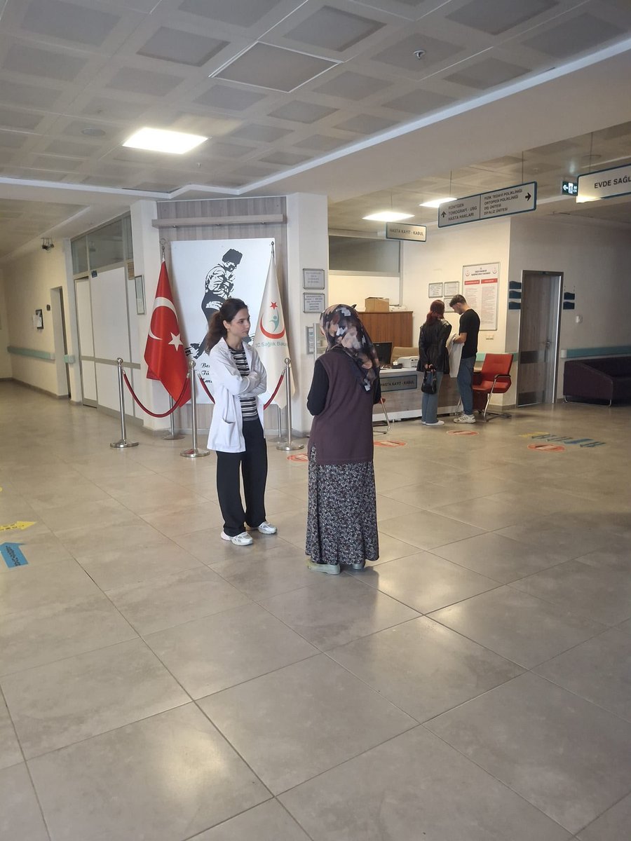 TaskopruIsm_37's tweet photo. 21 EYLÜL DÜNYA ALZHEİMER GÜNÜ
Alzheimer; beyin hücrelerinin zamanla zarar görmesi sonucu ortaya çıkan, beyin işlevlerinde bozukluklara yol açan ve bireyin zamanla konuşma, karar verme, kendi başına yapma yeteneğini kaybetmesine neden olan kronik ve ilerleyici bir hastalıktır. https://t.co/sxbU9qa76r