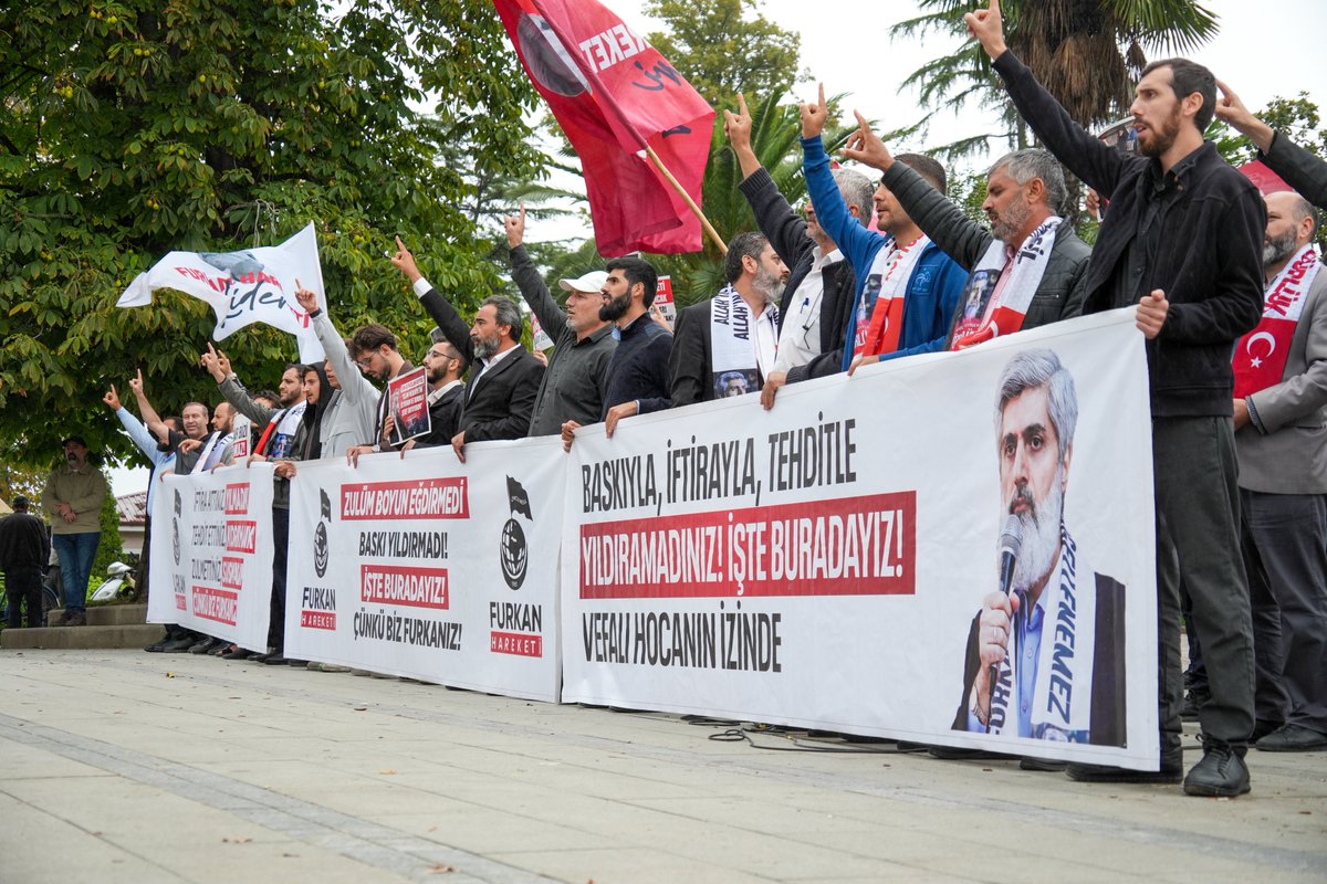 liderhoca_1's tweet photo. ADALET İÇİN SAMSUNDAYIZ!

Semra Kuytul Hocahanım'ın açık görüşü için Samsun'da toplanan Furkan Gönüllüleri haksız tutukluluğu protesto için basın açıklaması gerçekleştirdi.

#YargıEliyleZulüm
#SemraKuytulaOzgürlük
#FurkanaSistematikZulüm https://t.co/ksNYmfWFys