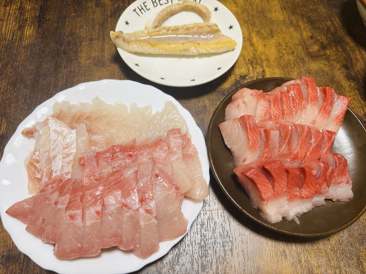 _pugyagya_'s tweet photo. 途中で配信ぶっちぎっちゃって
すみませんでした🙇‍♀️

今回調子のって捌きすぎました🙃
タイとブリヒラ

刺身＆しゃぶしゃぶで(お腹の部分は焼き)
食べさせて頂きます🙏

左側のブリヒラ置く向き逆とかは🤫ｼｰ https://t.co/8B1Gn6P3RY