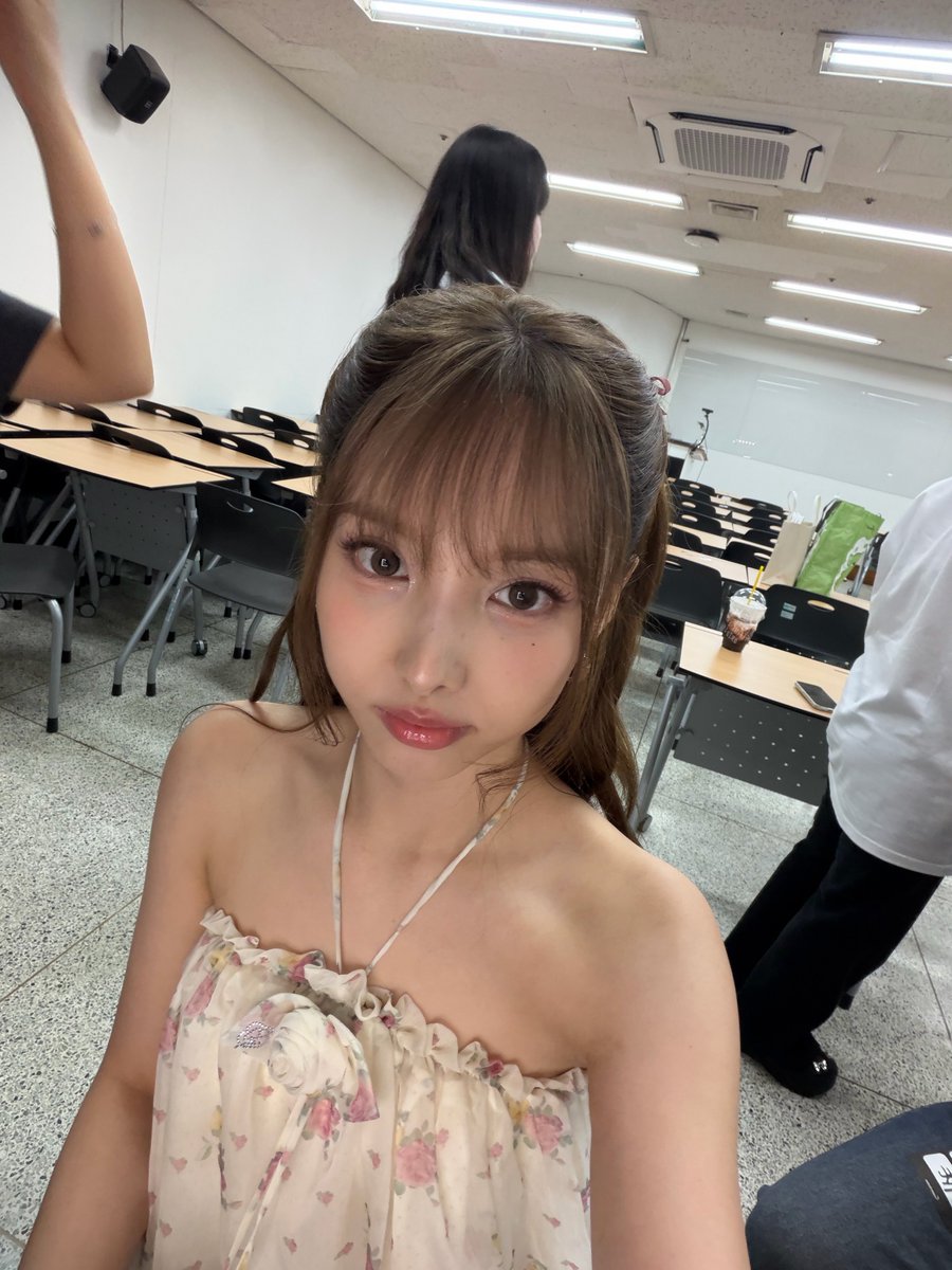 dearlyjanni's tweet photo. a quick selfie before the show start! https://t.co/5pOvJ8ShTO