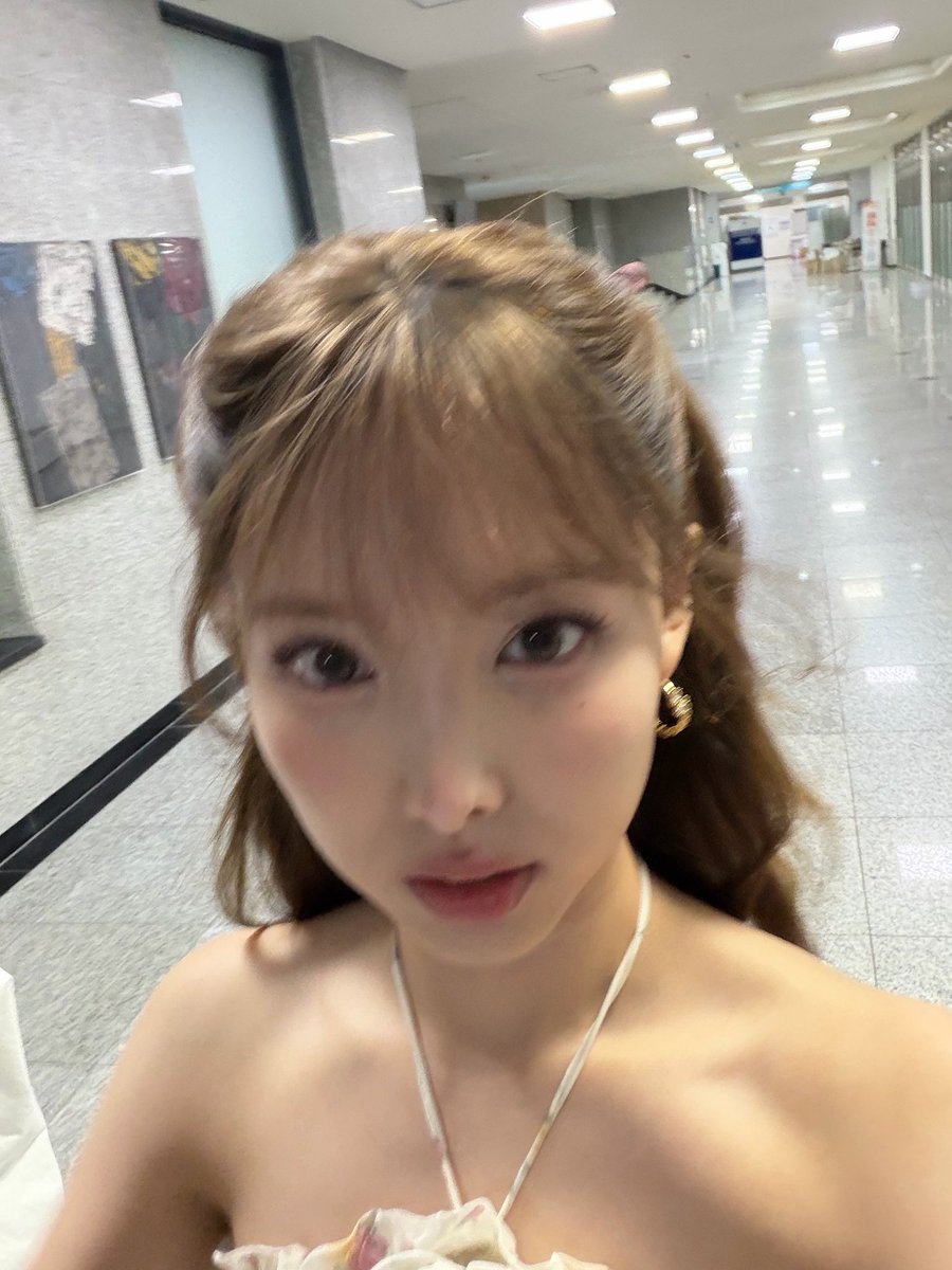 dearlyjanni's tweet photo. a quick selfie before the show start! https://t.co/5pOvJ8ShTO