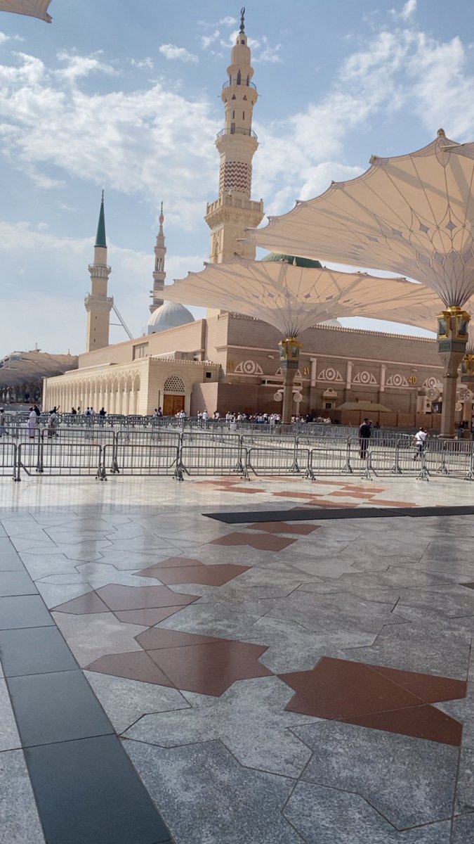 Aumtt's tweet photo. روى الكليني بسنده:
عن محمد بن مسعود قال:
رأيت أبا عبدالله (عليه‌السلام) انتهى إلى قبر النبي صلى‌الله‌عليه‌وآله فوضع يده عليه وقال:

أسأل الله الذي إجتباك واختارك وهداك وهدى بك أن يصلي عليك ، ثم قال : ( إن الله وملائكته يصلون على النبي يا أيها الذين آمنوا صلوا عليه وسلموا تسليما). https://t.co/4V4Nhx2fVE