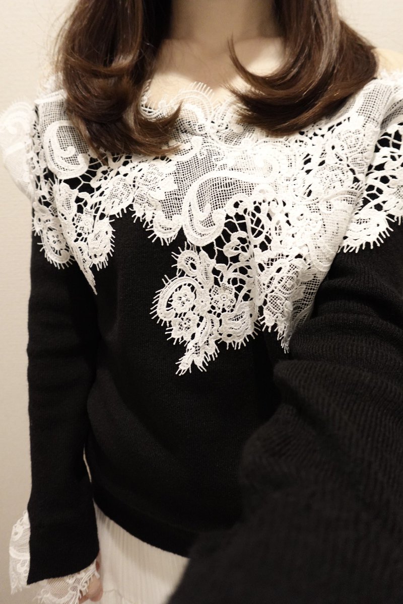 ivolyq's tweet photo. 可愛すぎて秋冬の一軍確定🥹🤍繊細なレースがたっぷりで、黒なのに重たく見えないのがお気に入り♡骨格ウェーブなので、こういう華やかトップス大好き🐈‍⬛🎀 #polaura https://t.co/HnmEzyWImB