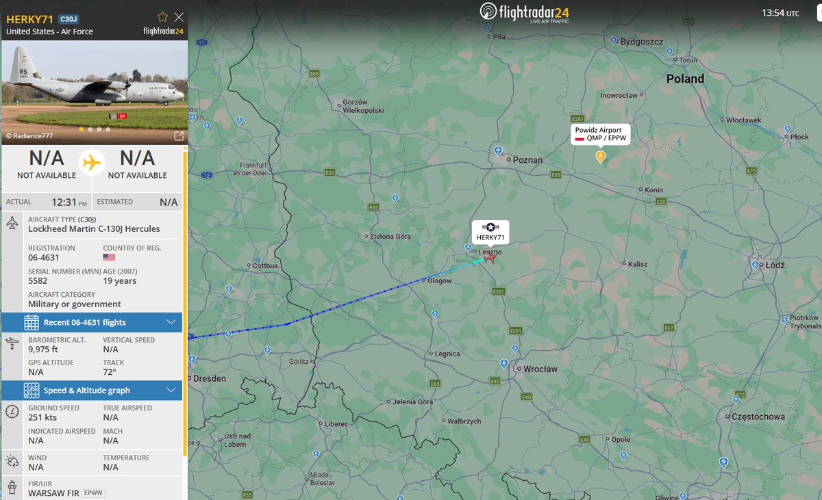 PolishMilRadar's tweet photo. 📅 25.09 🕘 15:55LT - 🇺🇸✈️ C-130J Hercules #USAF do Powidza
🇺🇸 Siły Powietrzne Stanów Zjednoczonych #USAF
✈️ #HERKY71 Lockheed Martin C-130J Super Hercules | Reg: "06-4631"
🛫 Baza Lotnicza Ramstein #ETAR | Niemcy 🇩🇪
🛬 Baza Lotnicza Powidz #EPPW 🇵🇱
🔗 https://t.co/Jtj8GEU8nL
#POLMILRADAR