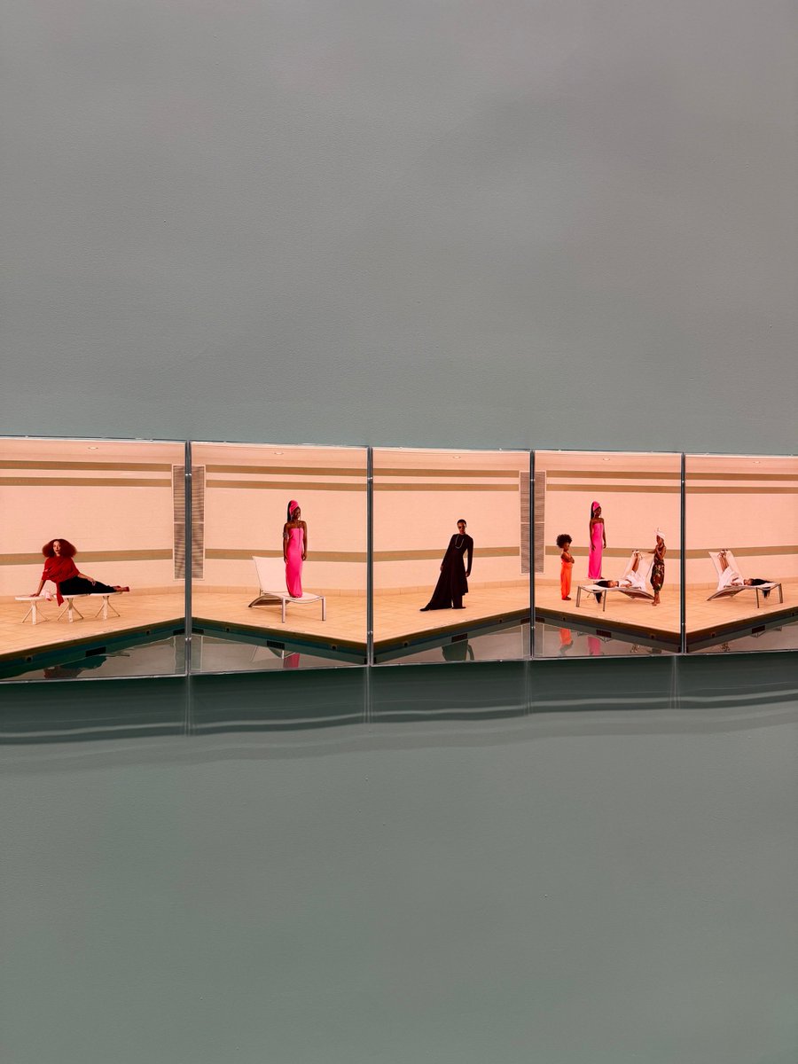 Corayxmq's tweet photo. Lost in gallery spaces, minimalist aesthetics, and striking displays https://t.co/JJebYGwPH7