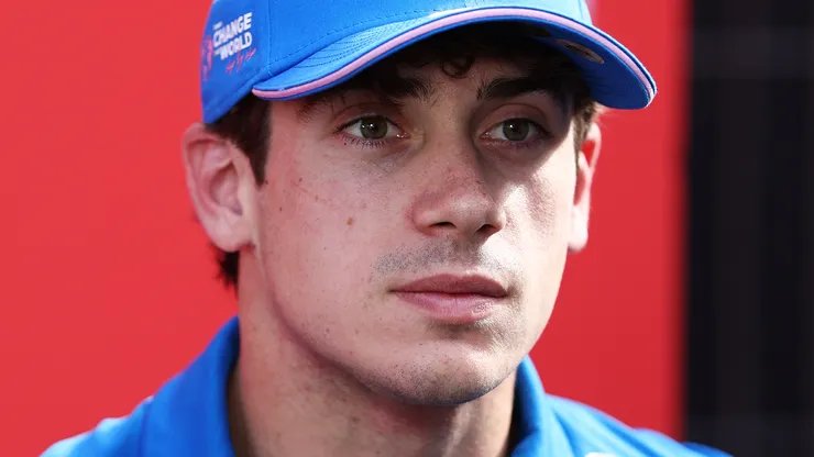 LaBielaTW's tweet photo. Recuerden: la Formula 1 es un deporte INDIVIDUAL.

Por eso, este hombre 👇 se tomó el laburo de meter 2 autos en Q3 el solito. https://t.co/aQU0ZaixYN