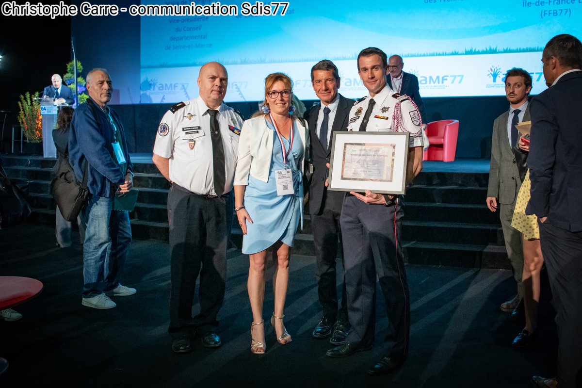 Sdis77's tweet photo. [#Congrès 🚒]

À l’occasion du 64ᵉ Congrès des maires et présidents d’EPCI de #SeineEtMarne, Guy Geoffroy, Président de l’ #AMF77, a souhaité mettre à l’honneur les sapeurs-pompiers à travers un temps fort dédié à leur engagement.
Ce moment a permis aux #Maires de Seine-et-Marne de témoigner leur profonde reconnaissance aux sapeurs-pompiers pour leur mobilisation quotidienne au service des territoires et de la population.
Étaient notamment présents aux côtés des représentants de l’AMF77 @Jf_Parigi , Président du Département de Seine-et-Marne, @GarreauIsoline, Présidente du Conseil d’administration du #Sdis77, et le Contrôleur Général @BrunoMaestracci , Directeur départemental du Sdis 77.
Un temps fort qui est venu rappeler le lien étroit entre les collectivités territoriales et les sapeurs-pompiers, acteurs essentiels de la protection des Seine-et-Marnais.