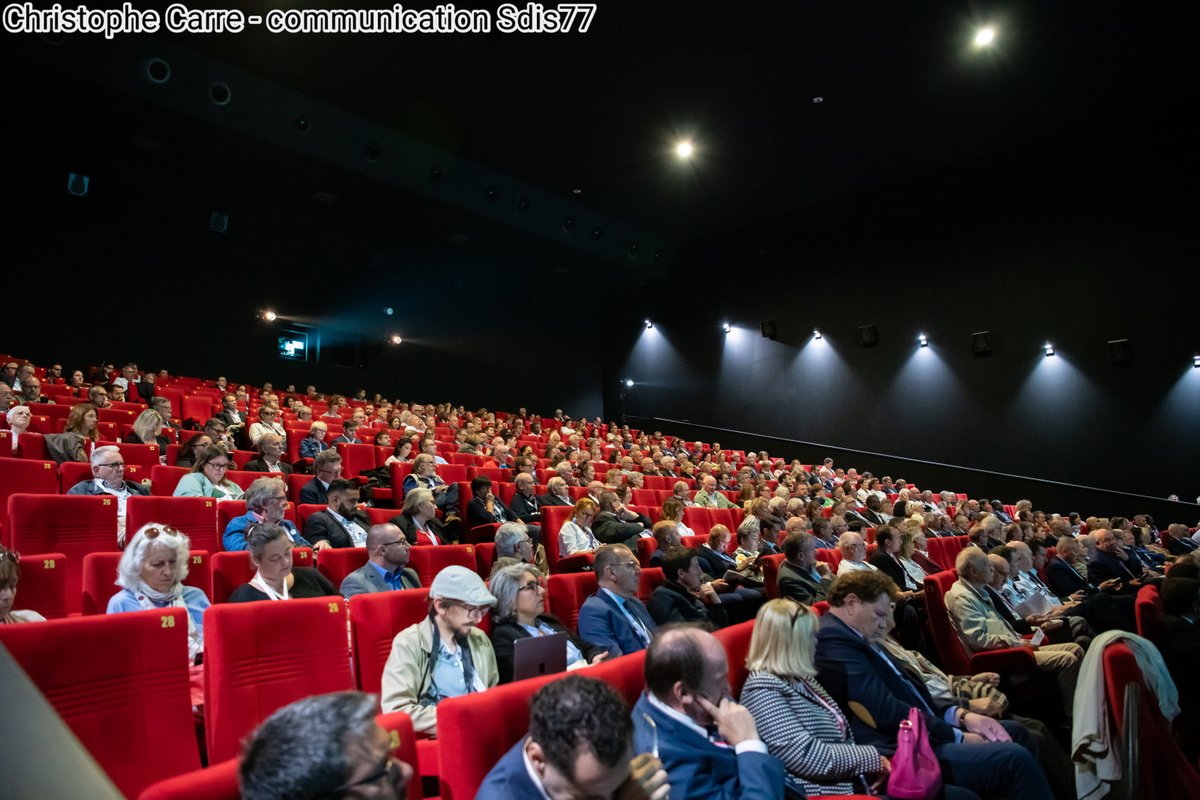 Sdis77's tweet photo. [#Congrès 🚒]

À l’occasion du 64ᵉ Congrès des maires et présidents d’EPCI de #SeineEtMarne, Guy Geoffroy, Président de l’ #AMF77, a souhaité mettre à l’honneur les sapeurs-pompiers à travers un temps fort dédié à leur engagement.
Ce moment a permis aux #Maires de Seine-et-Marne de témoigner leur profonde reconnaissance aux sapeurs-pompiers pour leur mobilisation quotidienne au service des territoires et de la population.
Étaient notamment présents aux côtés des représentants de l’AMF77 @Jf_Parigi , Président du Département de Seine-et-Marne, @GarreauIsoline, Présidente du Conseil d’administration du #Sdis77, et le Contrôleur Général @BrunoMaestracci , Directeur départemental du Sdis 77.
Un temps fort qui est venu rappeler le lien étroit entre les collectivités territoriales et les sapeurs-pompiers, acteurs essentiels de la protection des Seine-et-Marnais.