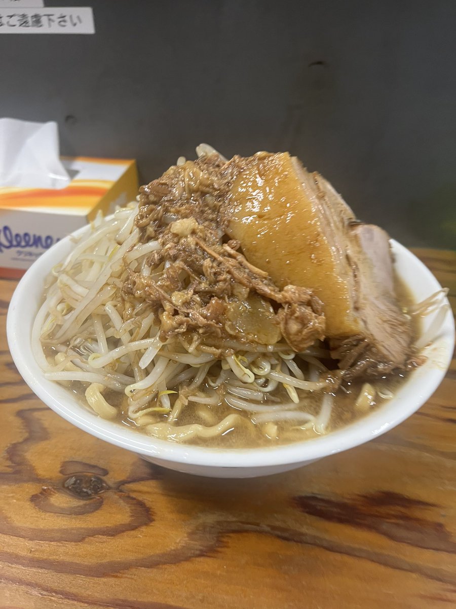 Nuoh03121's tweet photo. 今日の昼ごはんラーメンのチャーシュー美味すぎてビビった https://t.co/nbsepcd0Vm