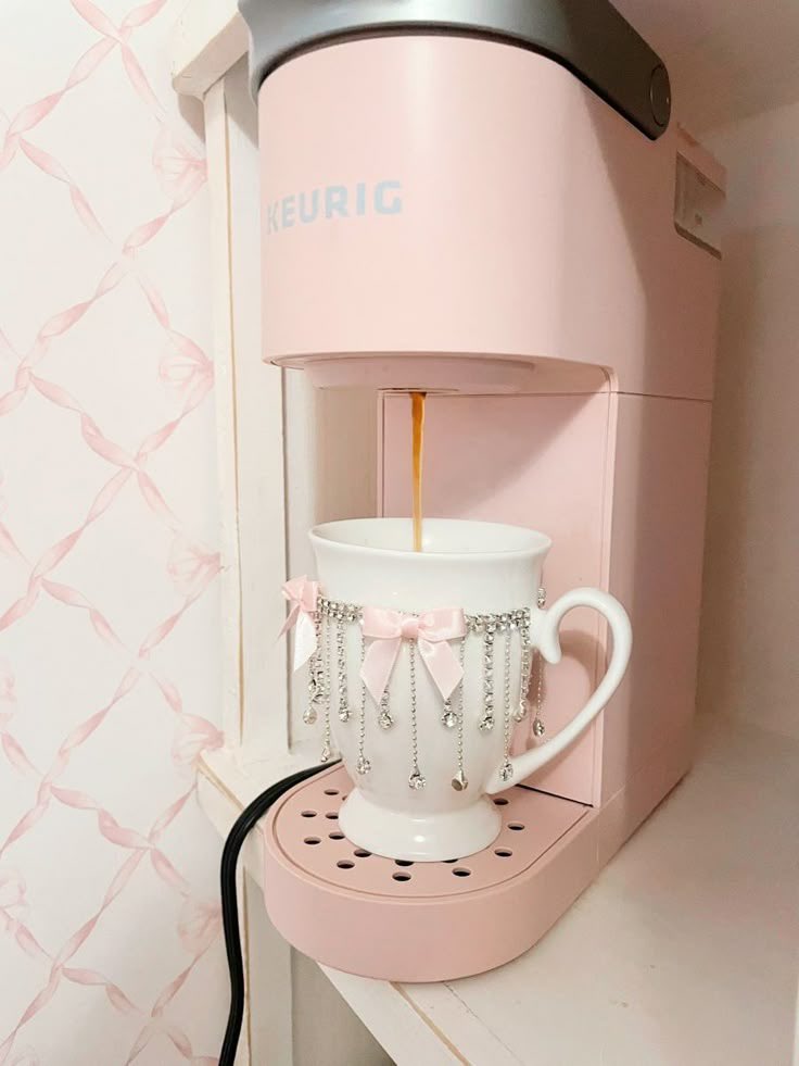 dollfacecreme's tweet photo. I need a cute pink coffee machine for my birthday!! 🧁 https://t.co/LQyI4ktJBm