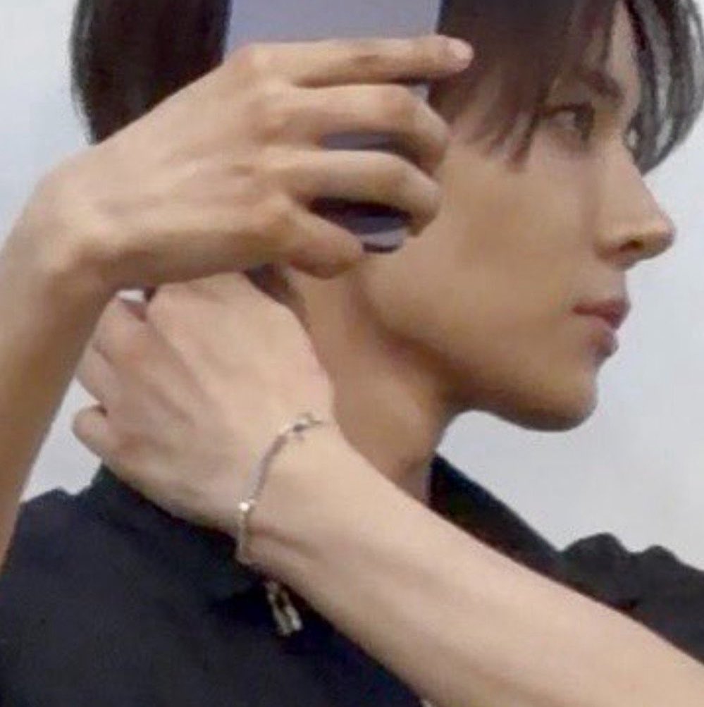 eversanrio's tweet photo. his hands wrote his lyrics, composed his songs and look like THIS btw. https://t.co/wXfRADQc3m