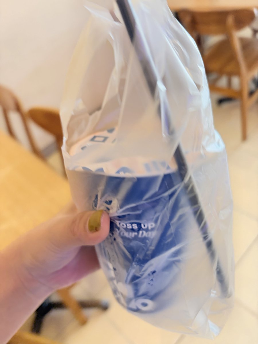 atokdalangs4's tweet photo. Aku tanya, “200 pembulatan apa?”

Kata staff-nya, “Itu pembulatan soalnya kan kita kurang uang receh. Aku bayar pake QRIS? 19.800 ya kan?”

“Iya, Kak, dari sananya.. Mau dikembalikan kah?” (dia udah buka till)

Aku bilang, “Enggak, gapapa.”

Hal kecil pun korupsi kayak gini, mau bilang pemerintah korupsi.

Bukan karena nilainya, tapi tentang integritas.