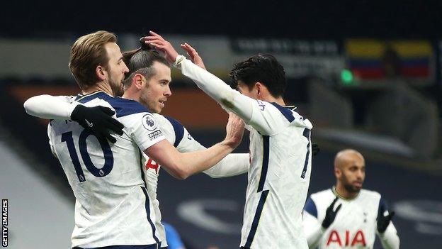 thfckieran22's tweet photo. THIS TRIO WON A TROPHY https://t.co/eeFxJbCTEB