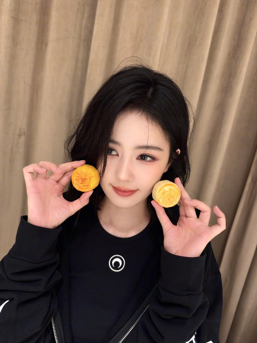 dablcpnk2's tweet photo. 260925 - BaiLu's Weibo 

"Mid Autumn night when the moon is full, let's go to the amusement park together 🎠"

#BaiLu #BaiLuxBazaarGala2026 #BazaarGala2026

1/2 https://t.co/W74JM7fNno