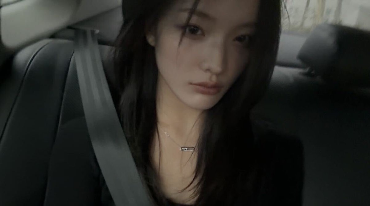 ILLIT_twt's tweet photo. 즐거운 추석 되세요~~😚🌙

#IROHA #이로하 #ILLIT #아일릿 https://t.co/JfBAwxFovY