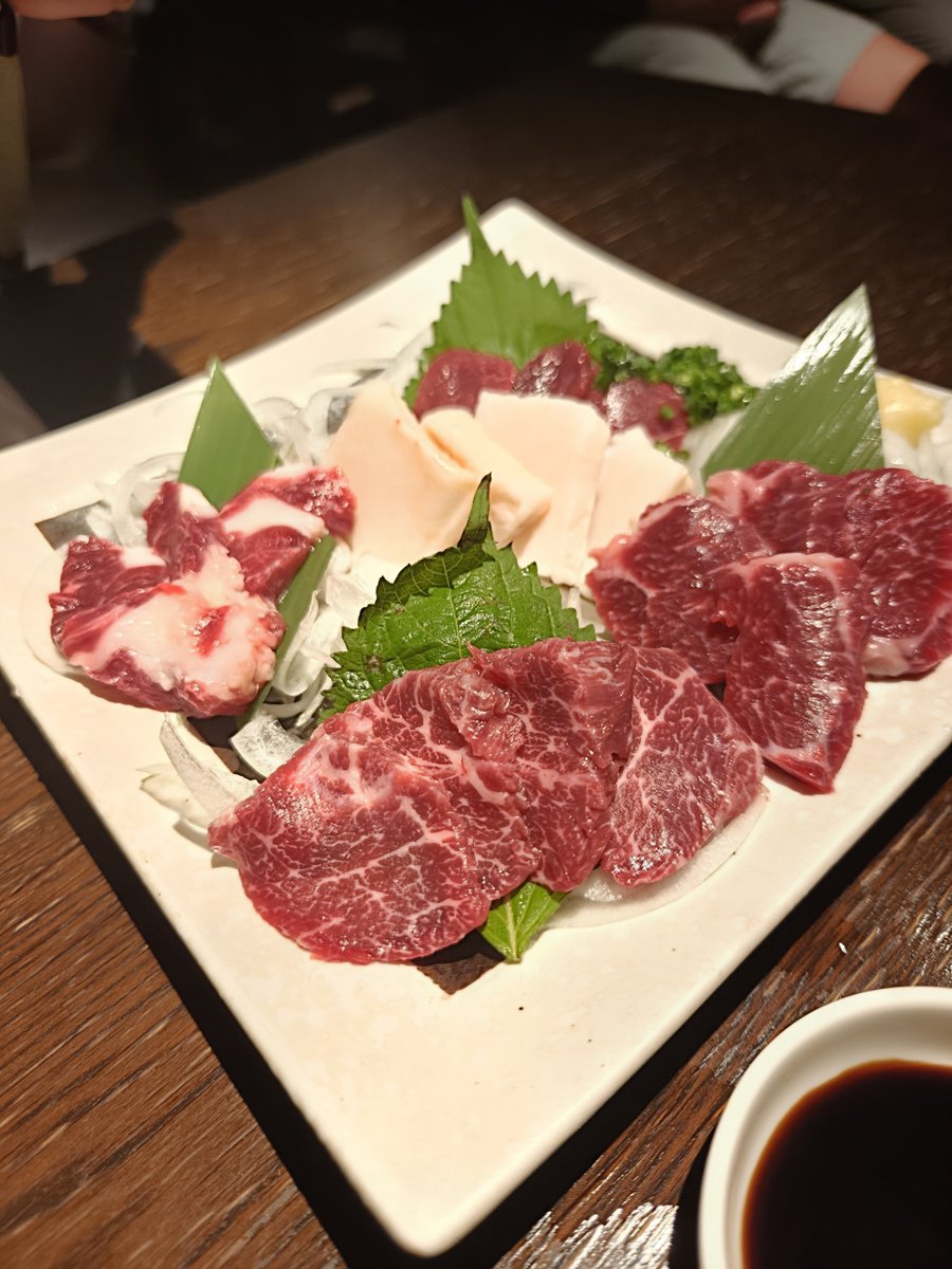haruooo77's tweet photo. くまモンの熊本で食べた馬刺
赤身が好きだけど、たてがみ口の中でとけて美味かった！ https://t.co/hFr2aV7tV8