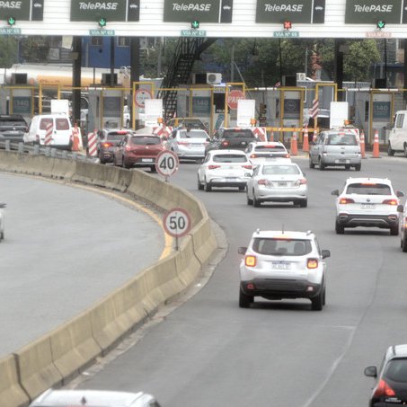 clarincom's tweet photo. MÁS DE $1 MILLÓN AL MES: EL COSTO DE IR EN AUTO A TRABAJAR A LA CIUDAD DESDE EL GBA

Lectura rápida
Viajar todos los días en auto desde el Gran Buenos Aires hasta la Ciudad para trabajar puede superar los $1,1 millones mensuales. La estimación contempla 20 días laborales, viajes de ida y vuelta, un consumo de 10 litros cada 100 kilómetros, peajes y estacionamiento.

Pilar, el más caro
Desde Pilar, el costo mensual estimado va de $1,40 millones a $1,46 millones, según el destino sea Microcentro, Palermo o Barracas. Solo el viaje a Microcentro demanda unos $70.108 diarios: $25.783 de nafta, $21.825 de peajes y $22.500 de estacionamiento.

Moreno y Ezeiza
Desde Moreno, los gastos mensuales oscilan entre $1,24 millones y $1,31 millones. En el caso de Ezeiza, los valores son más bajos, aunque también superan el millón: entre $1,1 millones y casi $1,2 millones por mes, según el destino dentro de CABA.

Gastos no incluidos
El cálculo toma como referencia los precios de la nafta de YPF y no incluye seguro, patente, mantenimiento, service, neumáticos, reparaciones ni depreciación del vehículo. Tampoco contempla variaciones de consumo por modelo, tránsito o forma de manejo, por lo que los valores funcionan como una referencia del costo directo del traslado.

(+) en Clarín: https://t.co/qYiBaZed5B