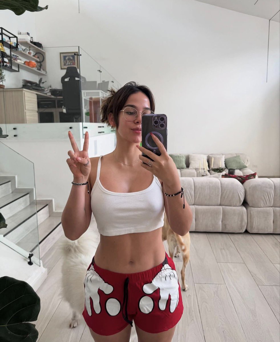 VitCelestiev's tweet photo. All alone at home here. 🥺 https://t.co/8FxVJJvpFs