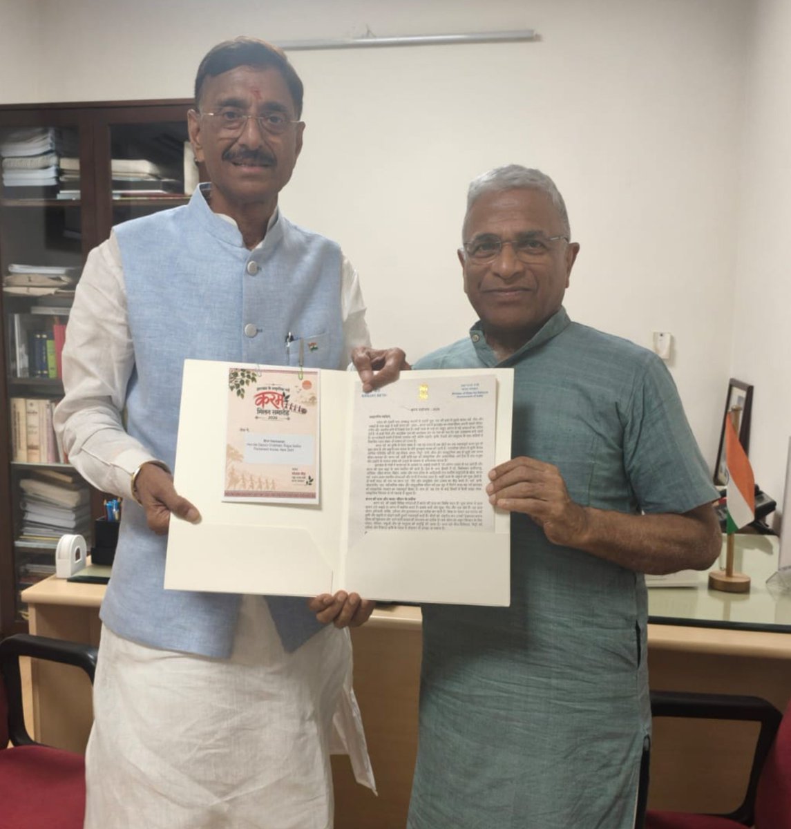 SethSanjayMP's tweet photo. आज नई दिल्ली में राज्यसभा के माननीय उपसभापति व वरिष्ठ पत्रकार श्री हरिवंश जी से शिष्टाचार मुलाकात किया। मेरे नई दिल्ली आवास पर आयोजित करम मिलन समारोह हेतु उन्हें सादर आमंत्रण दिया। @harivansh1956 https://t.co/mRSXdYokEB