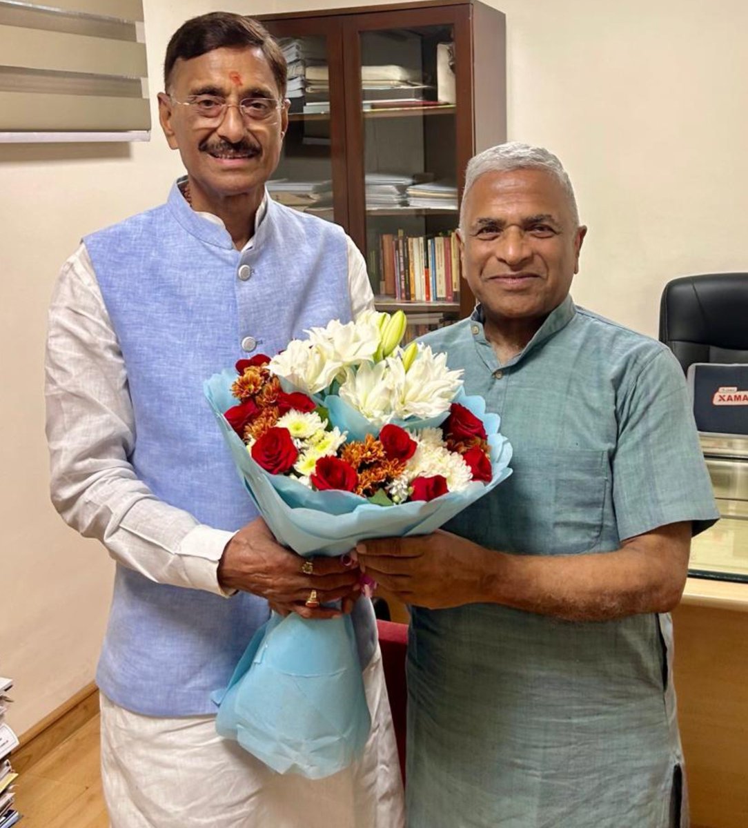 SethSanjayMP's tweet photo. आज नई दिल्ली में राज्यसभा के माननीय उपसभापति व वरिष्ठ पत्रकार श्री हरिवंश जी से शिष्टाचार मुलाकात किया। मेरे नई दिल्ली आवास पर आयोजित करम मिलन समारोह हेतु उन्हें सादर आमंत्रण दिया। @harivansh1956 https://t.co/mRSXdYokEB