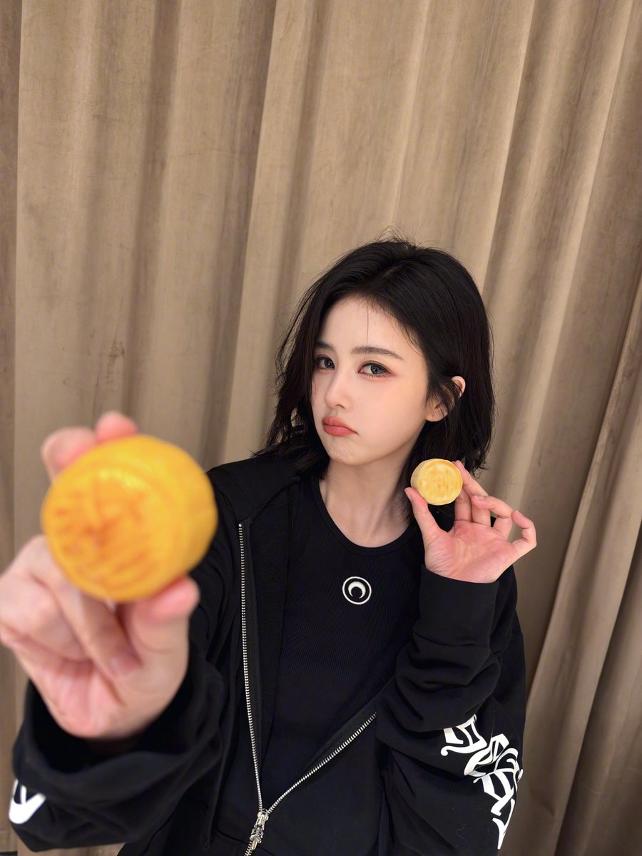 dablcpnk2's tweet photo. 260925 - BaiLu's Weibo 

"Mid Autumn night when the moon is full, let's go to the amusement park together 🎠"

#BaiLu #BaiLuxBazaarGala2026 #BazaarGala2026

1/2 https://t.co/W74JM7fNno